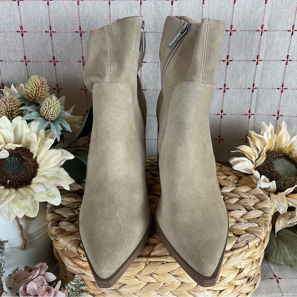 Steve Madden “Calabria” Tan Suede Ankle Boots Almond Toe Size 9.5 Beige Bootie - Picture 4 of 6